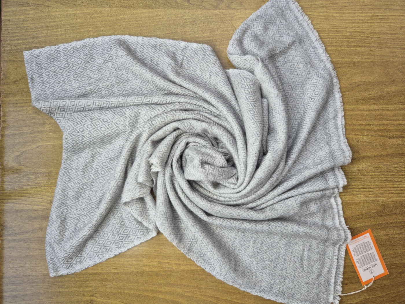 Weicher handgewebter Kaschmir-Schal in Silbergrau mit feinem Rauten-Webmuster – LWH Nepal